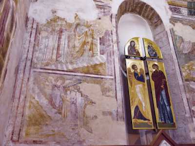 ...e quattro pannelli con vari personaggi tra cui la Vergine e un angelo...